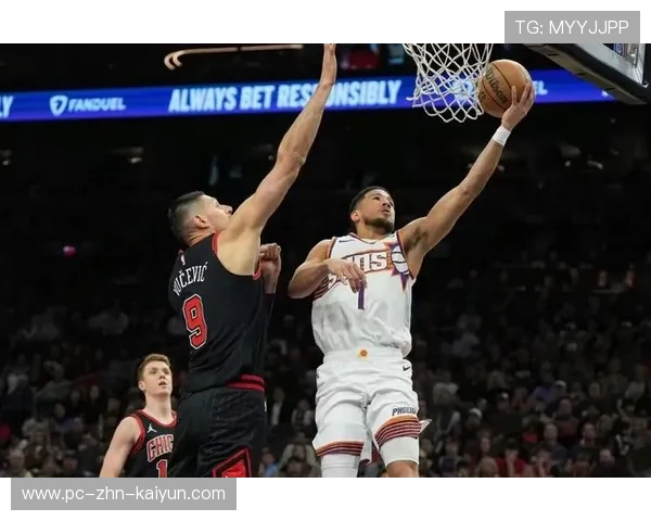 布克突破上篮吸引防守，太阳外围射手获空间