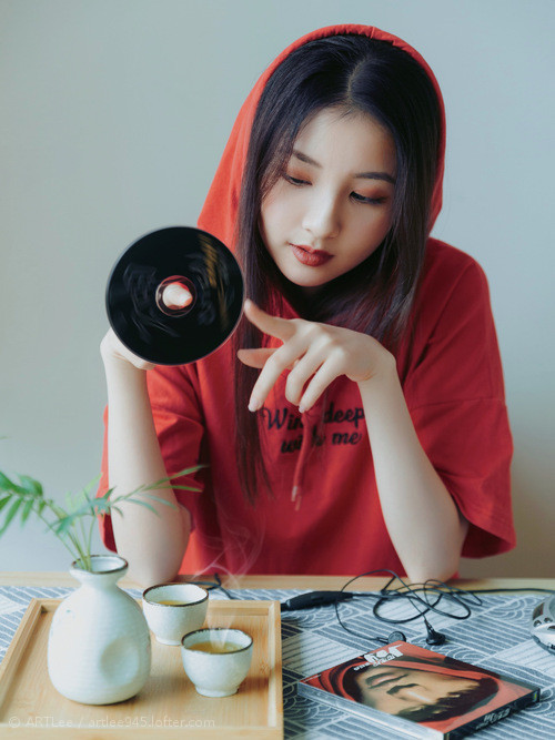 核心中场持续发力成为进攻与防守之间的重要桥梁，中场核心穿几号